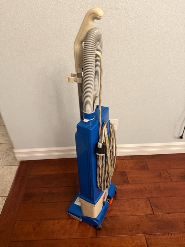 Windsor Versamatic VSE 2-3 Commercial Upright Vacuum – Heavy Duty gallery