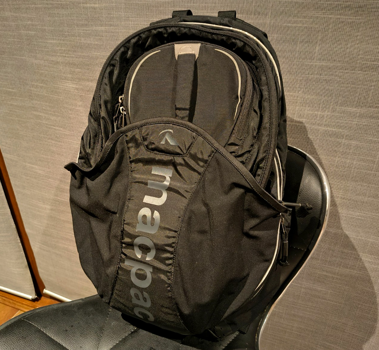Macpac SUPERTAMP Ventilated Back System 30L Backpack - Black 2