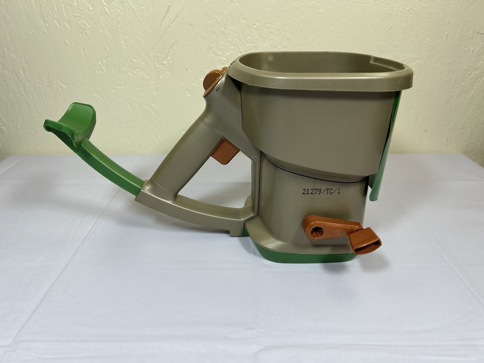 Scotts 71060 Whirl Hand-Powered Engineered Fertilizer Ice Melt Spreader Nice gallery