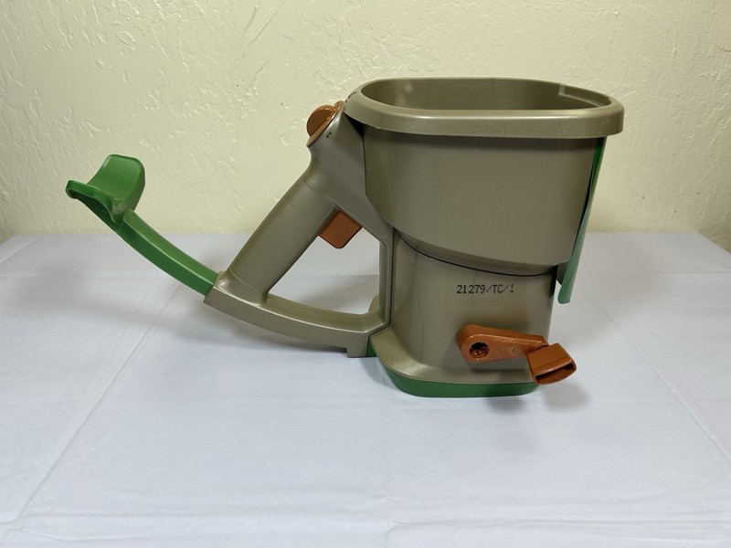Scotts 71060 Whirl Hand-Powered Engineered Fertilizer Ice Melt Spreader Nice gallery