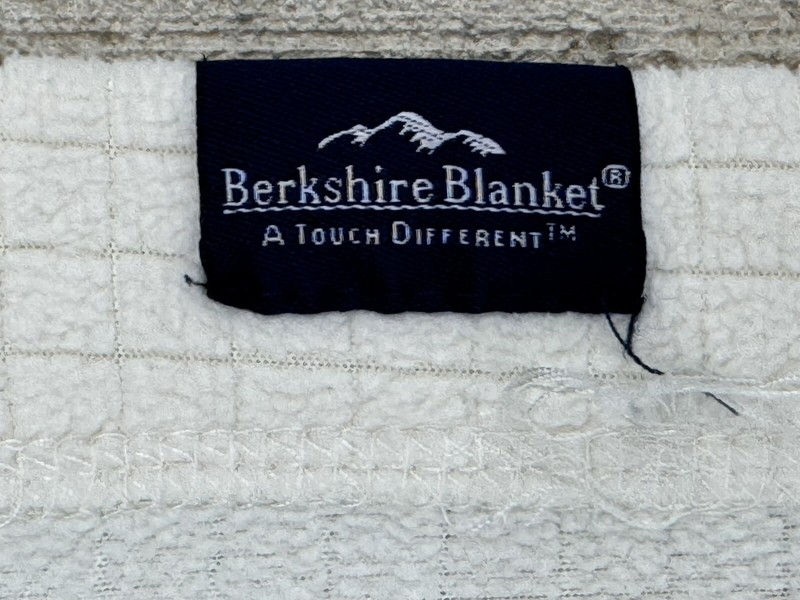 Berkshire Blanket Polartec Soft Polyester 87”x64” White in EUC gallery