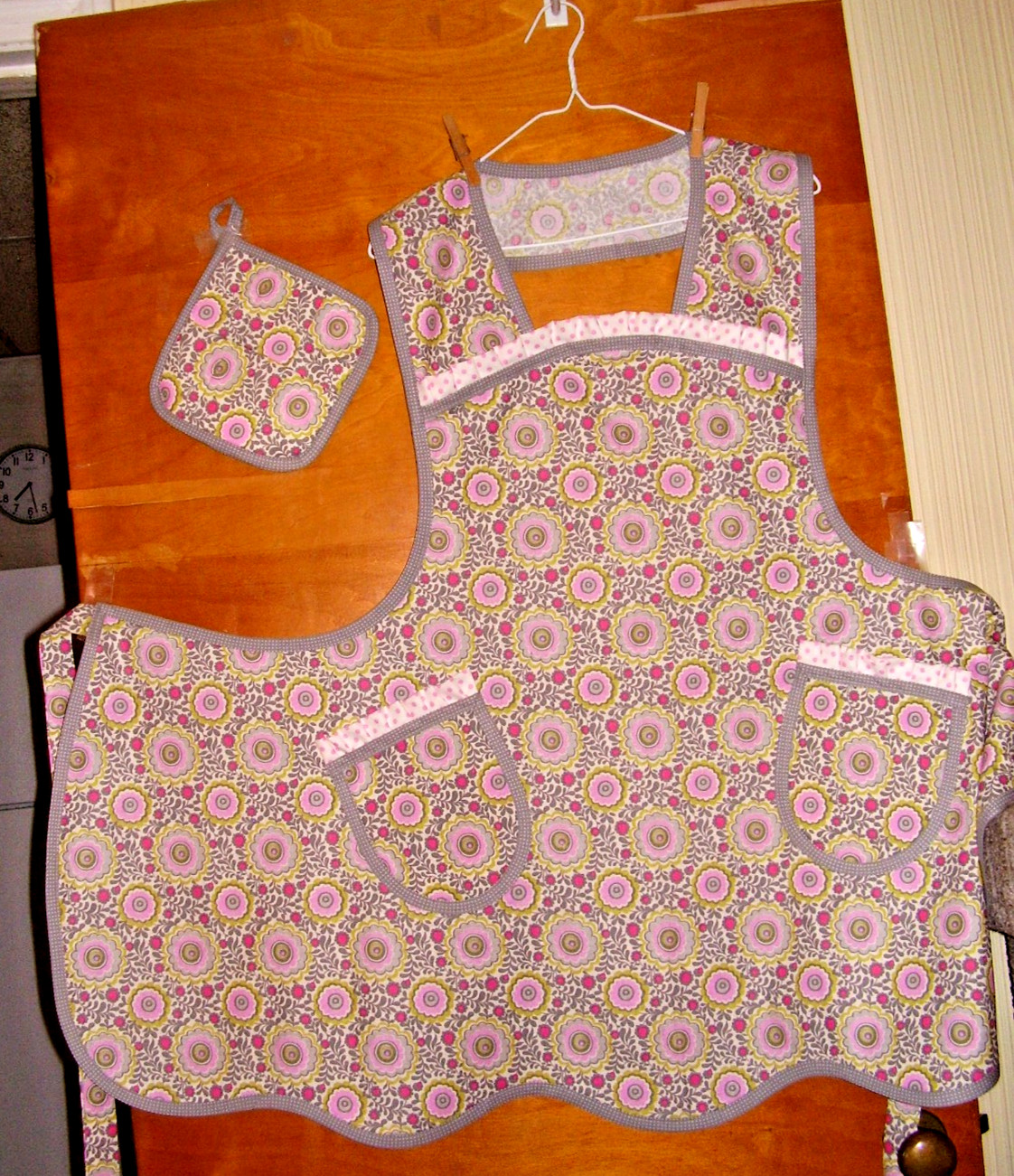 HANDMADE BIB APRON - PLUS SZ - FLORAL DESIGN w POLKA DOT RUFFLES- VINTAGE- RETRO gallery
