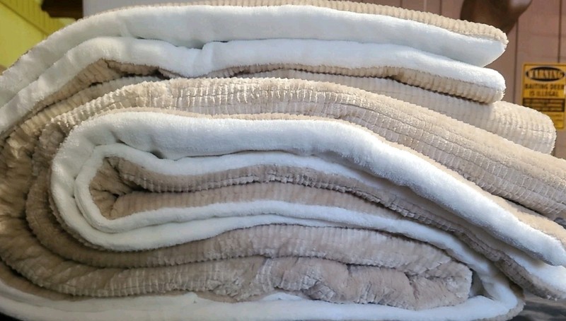 UGG Brody Full/Queen 4 Piece Reversible Comforter Set-Birch/Snow Missing 1 Sham gallery