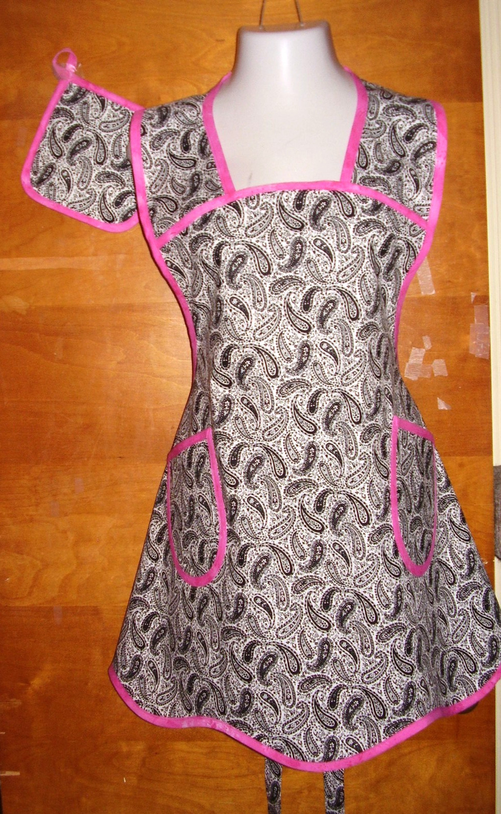 HANDMADE BIB APRON - PLUS SZ - BLACK PAISLEY + HOT PINK TRIM - VINTAGE - RETRO gallery
