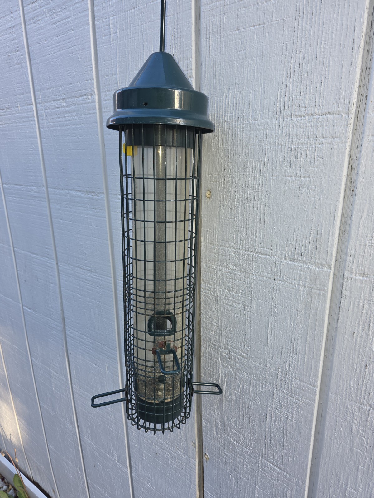 Squirrel Buster Classic Birdfeeder 2.4 Lb Capacity gallery