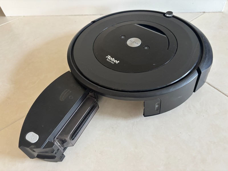 iRobot Roomba E5 Smart Vacuum WiFi enabled W/ Charging Dock & Owner Manual gallery