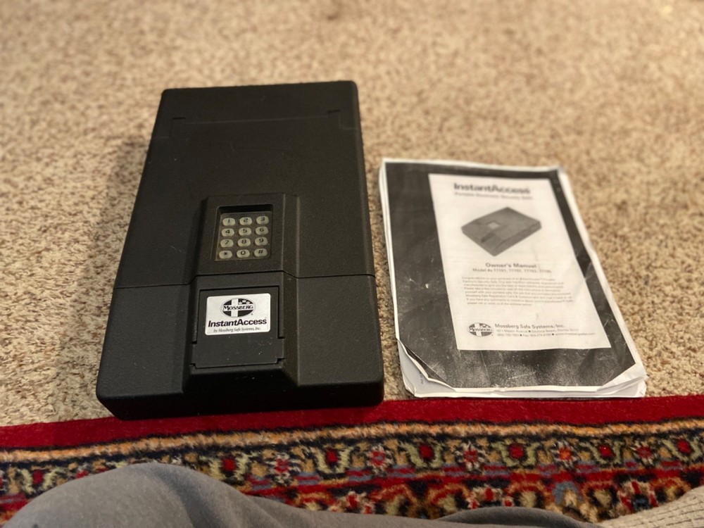 MOSSBERG InstantAccess Portable Electronic Safe with Personal Access Code / 9V