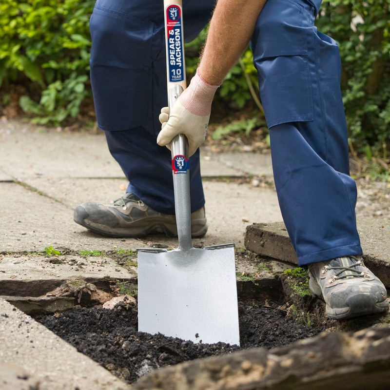 Spear & Jackson Neverbend Forged Carbon Steel Professional Treaded Digging Spade gallery