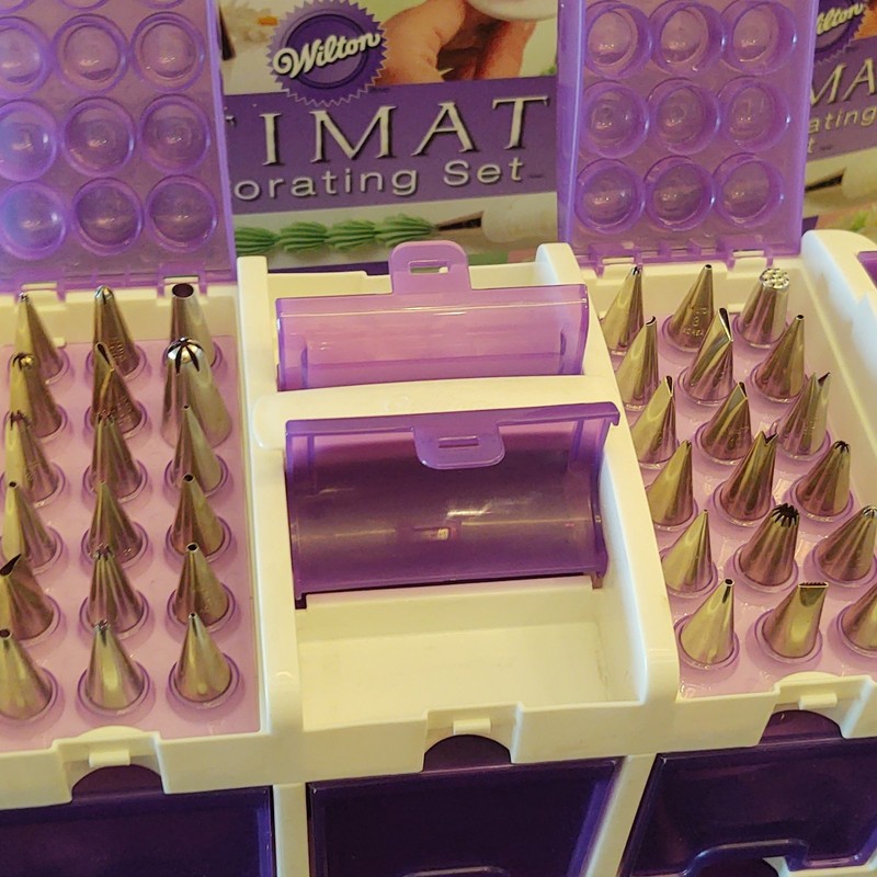 Wilton Ultimate Decorating Set Cake Decorating Kit w/ Organizer Case 177pc gallery