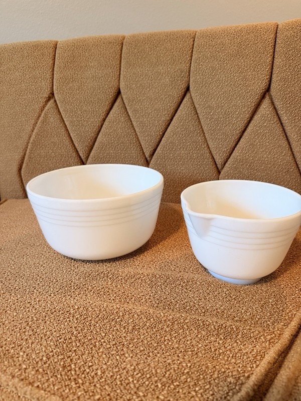 PYREX/Hamilton Ribbed Nesting Mixing Bowls Set of 2 w/ Pour Spout gallery