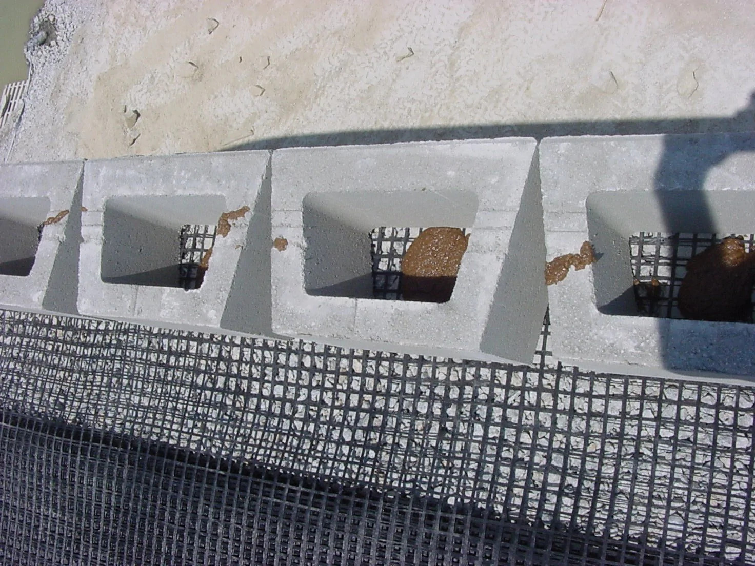 My Supply Shed Bi-Directional Universal Retaining Wall Geogrid, Walls Up To 6 Fe gallery