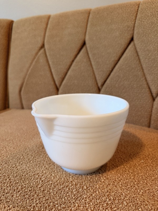 PYREX/Hamilton Ribbed Nesting Mixing Bowls Set of 2 w/ Pour Spout gallery