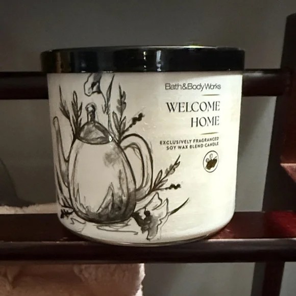 Bath & BodyWorks Welcome Home 3-Wick Candle 14.5 oz gallery