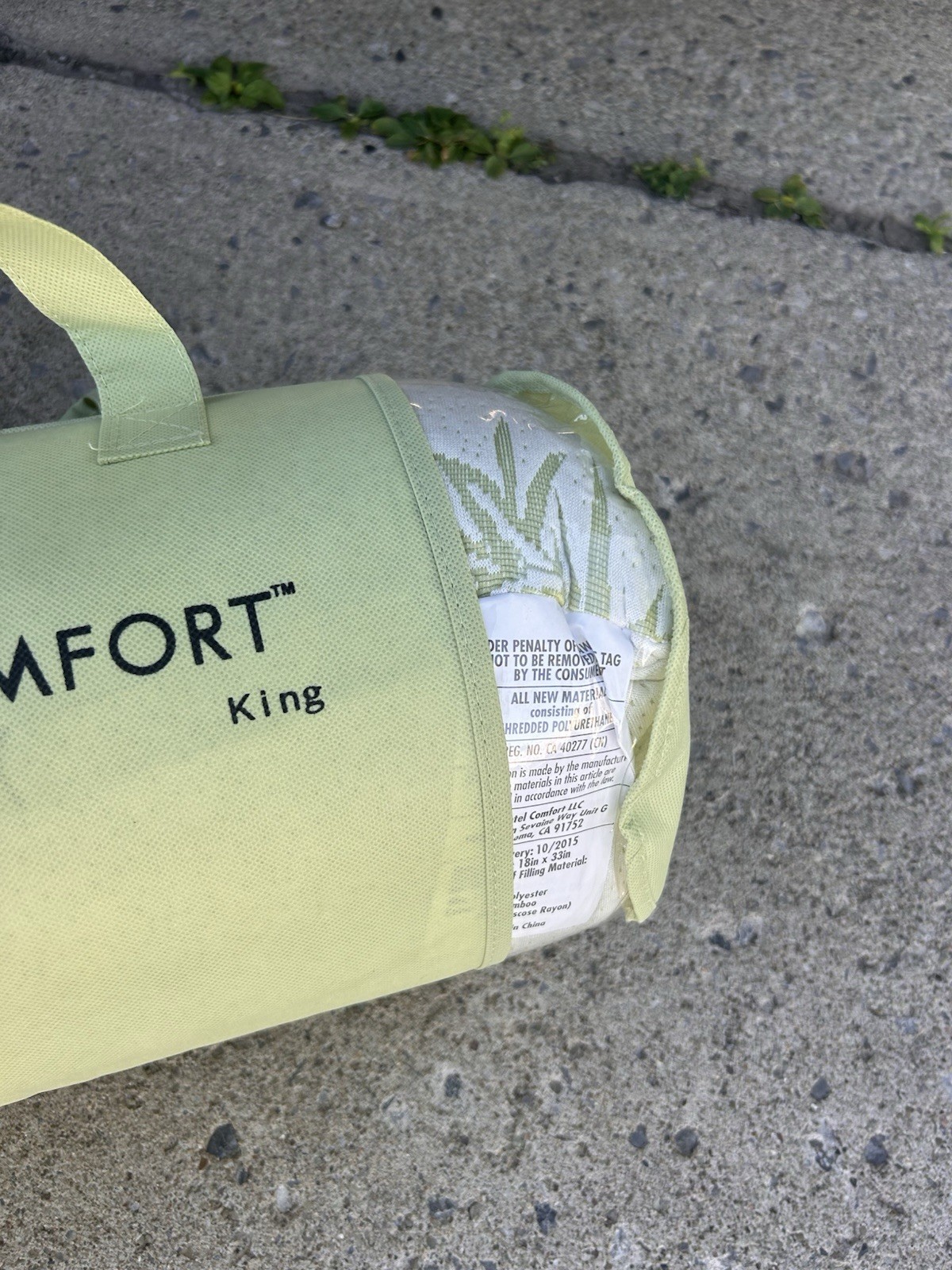 Hotel Comfort brand king-sized memory foam pillow featuring a bamboo cover NEW gallery