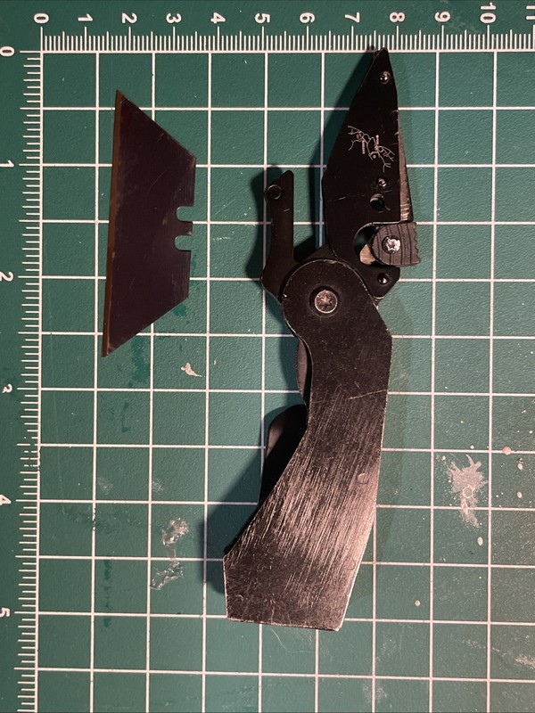 Compact Lightweight Liner Lock Folding Utility Knife With Blade gallery