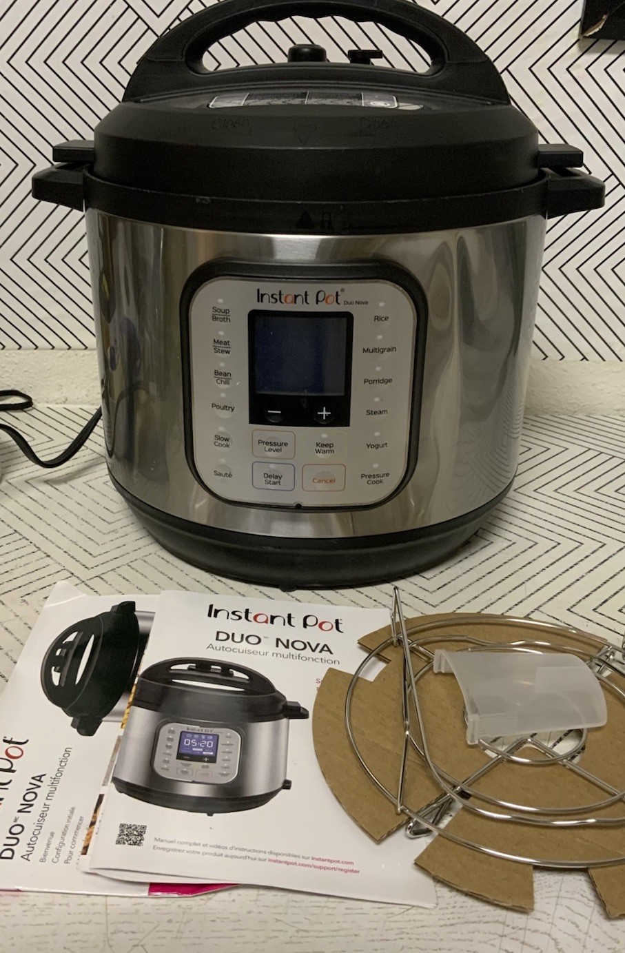 ➿ Instant Pot Duo 7-in-1 8 Quart Multi Use Pressure Cooker - 👉DENTED👈 Read👇 gallery