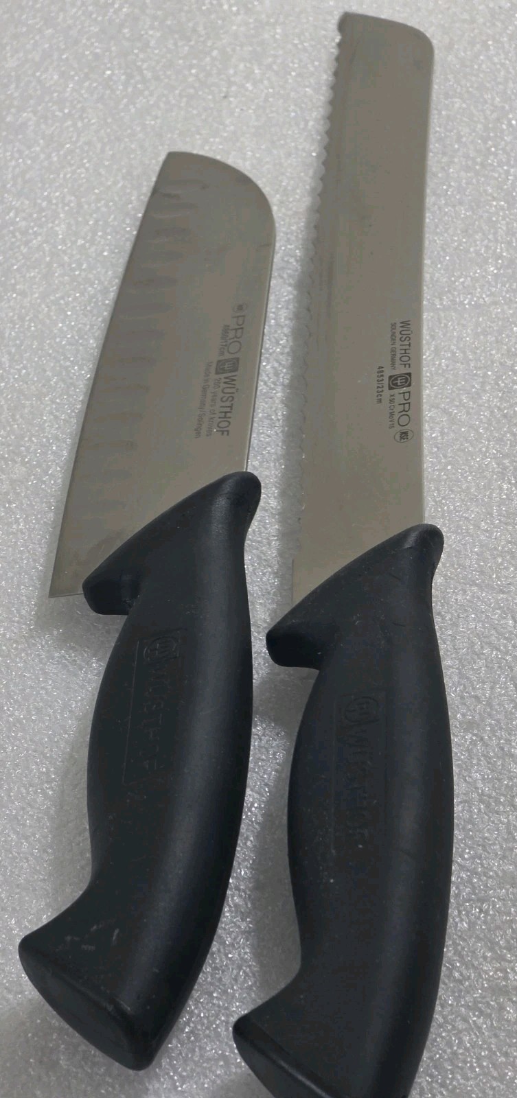 2 Wusthof Pro Series Knives Serrated Bread 4853/23cm Straight Santoku 4860/17cm gallery