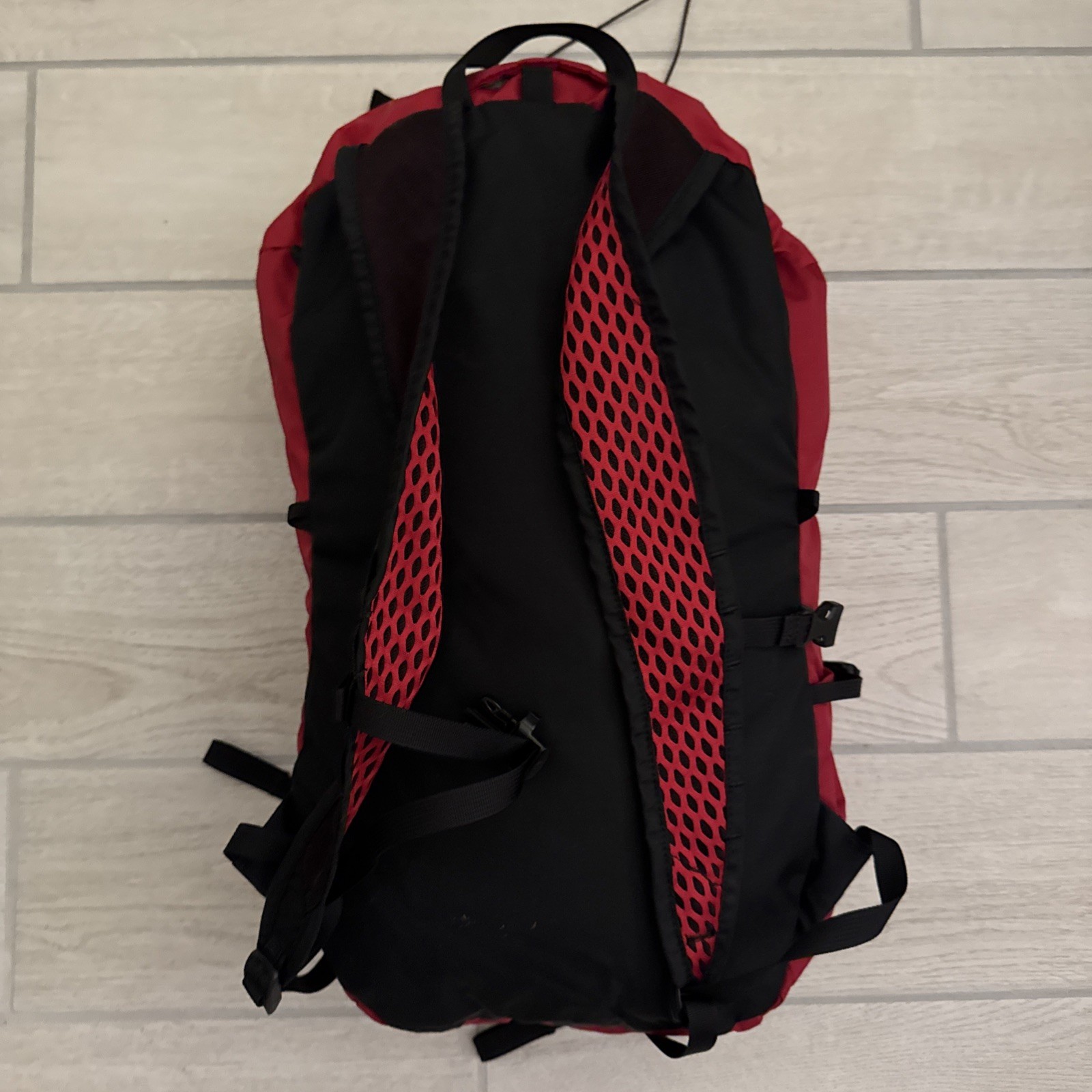 Mountain Hardwear UL 20 Backpack - RED 2