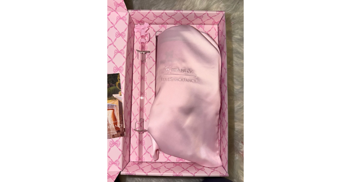 Stanley x LoveShackFancy 40oz Quencher H2.0 Tumbler Baby Bow Peppermint Pink US gallery