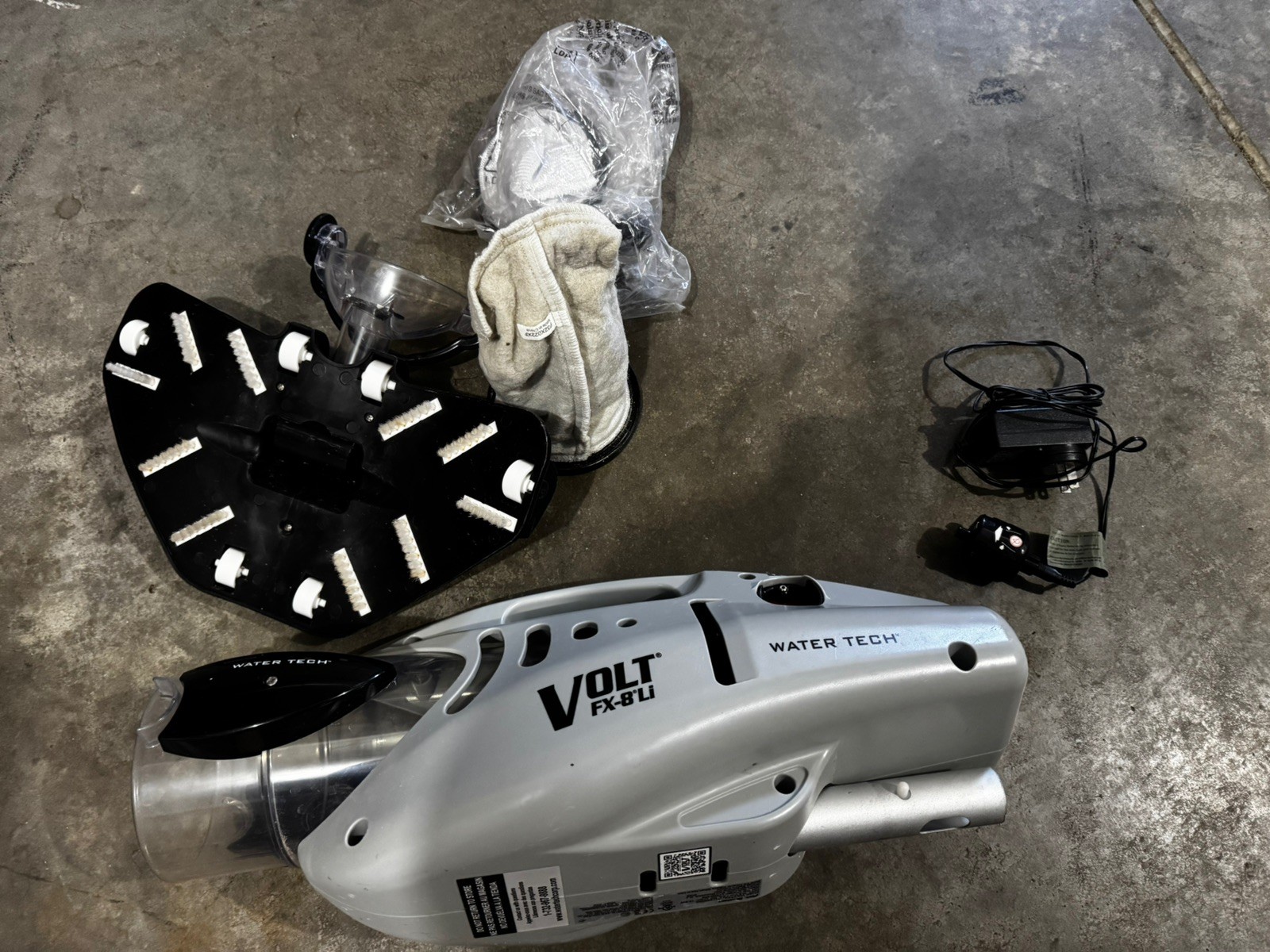 Water Tech Volt FX-8LI Battery Powered Vacuum gallery