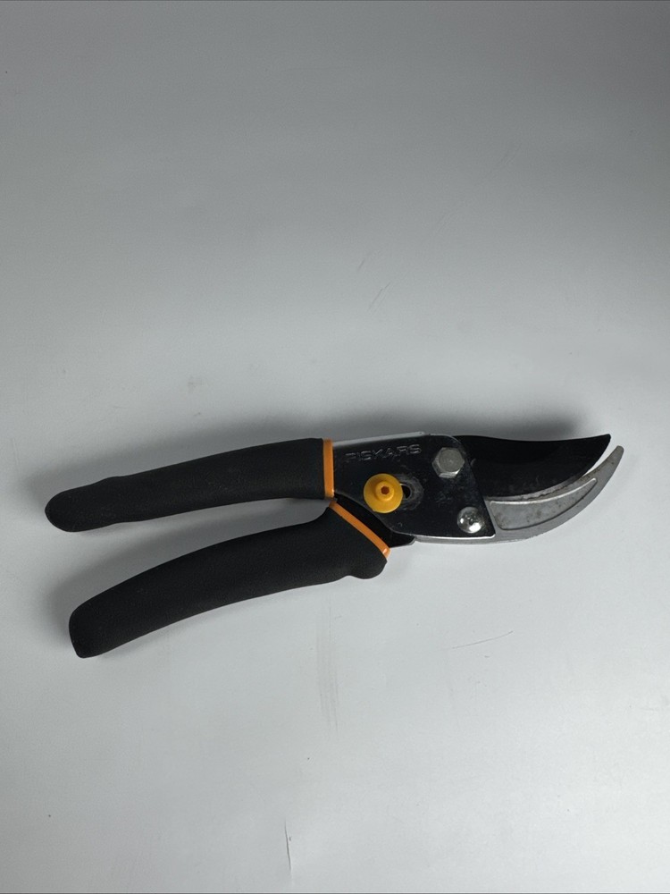 Fiskars 5/8 in. Cut Capacity 9 in. Classic Bypass Pruning Shears CB0515 Locking