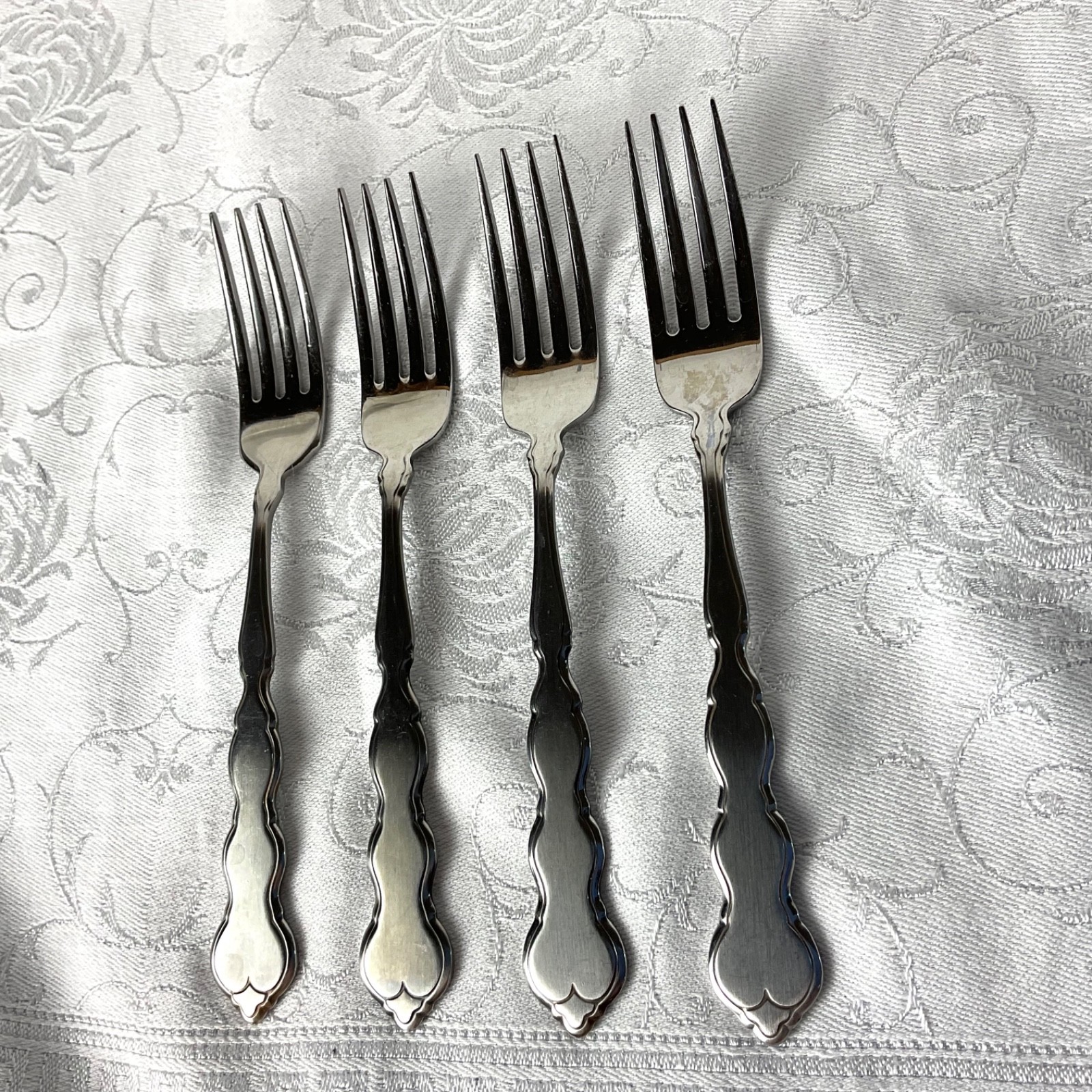 Oneida VALERIE Distinction Deluxe 4 Dinner Forks Brushed Satin Finish 7.25” EUC gallery