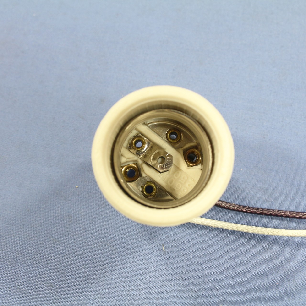 Leviton Unglazed Porcelain Light Socket Lamp Holder Medium 660W Bulk 70035-15 gallery