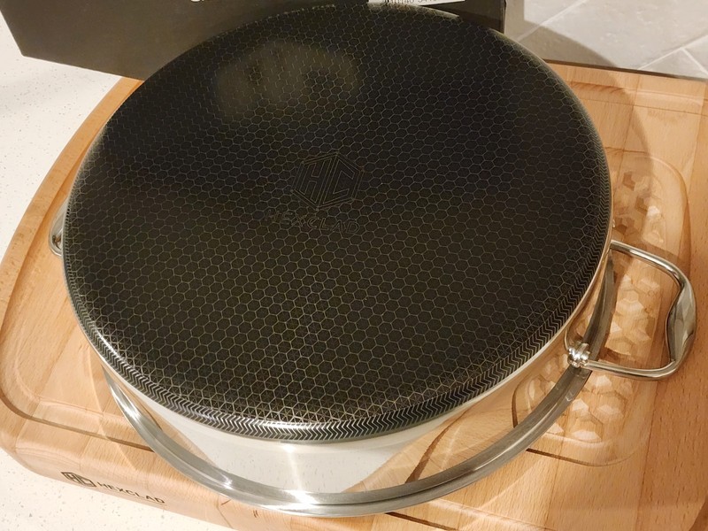 HexClad Hybrid 7-Quart Sauté Pan / Chicken Fryer w/Tempered Glass Lid BRAND NEW! gallery
