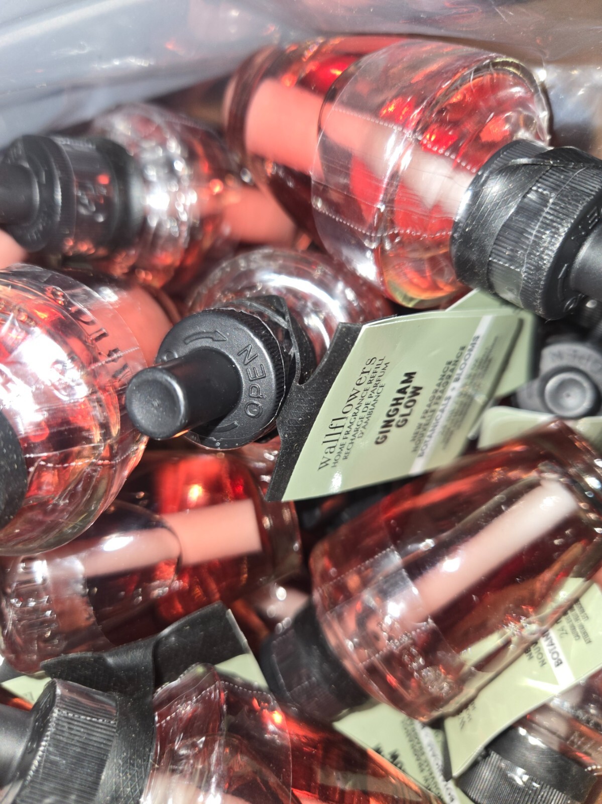 Bath & Body Works Gingham Glow Wallflower Bulbs Refills x4 gallery