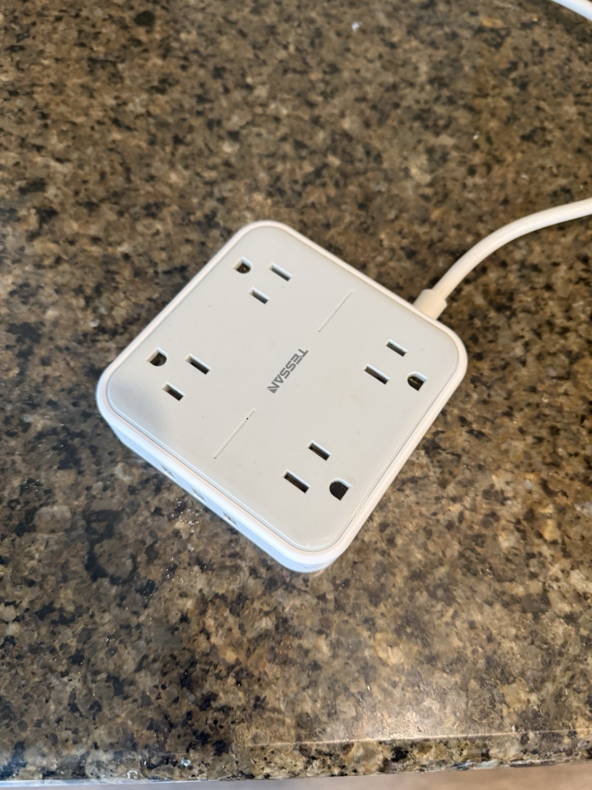 TESSAN TS-102 Desktop Power Strip 4 Outlets 3 USB Ports 5ft Flat Plug Extension gallery