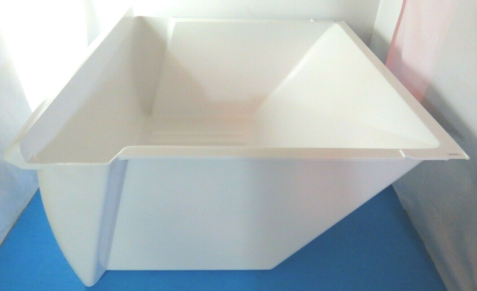 Frigidaire Refrigerator : White Crisper Drawer (240351203 / 240351207) (P4181) gallery