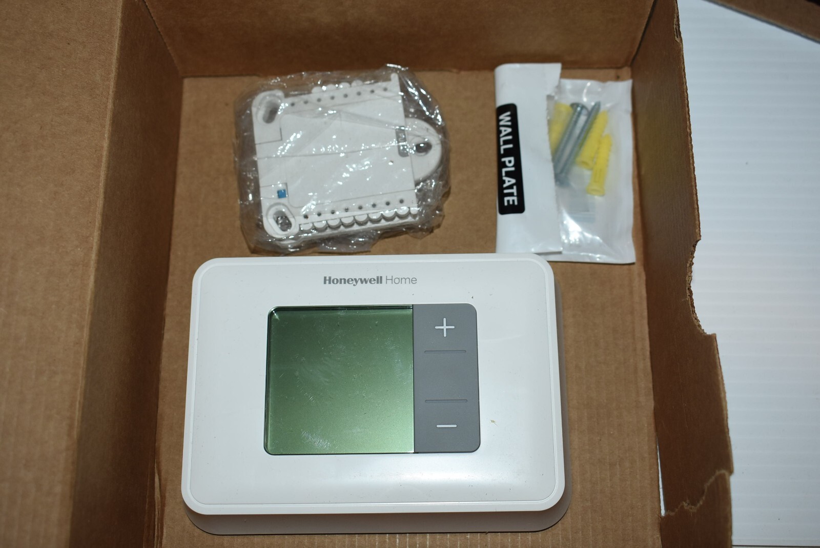 Honeywell Home T2 Non-Programmable Thermostat. RTH5160D. Heat/Cool/Auto gallery