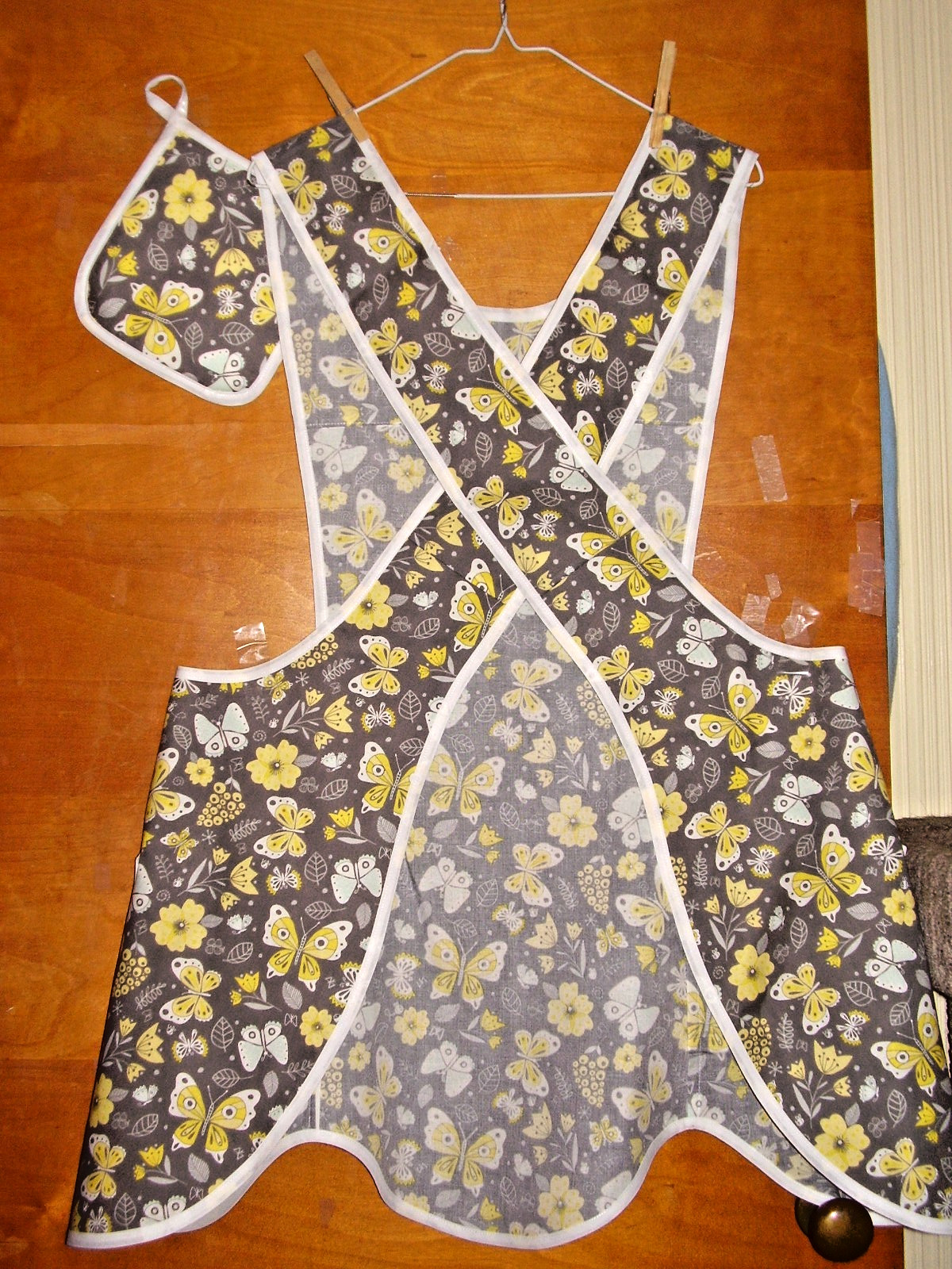 HANDMADE BIB APRON- PLUS SZ - CROSS BACK - BUTTERFLIES + FLOWERS- RETRO- VINTAGE gallery