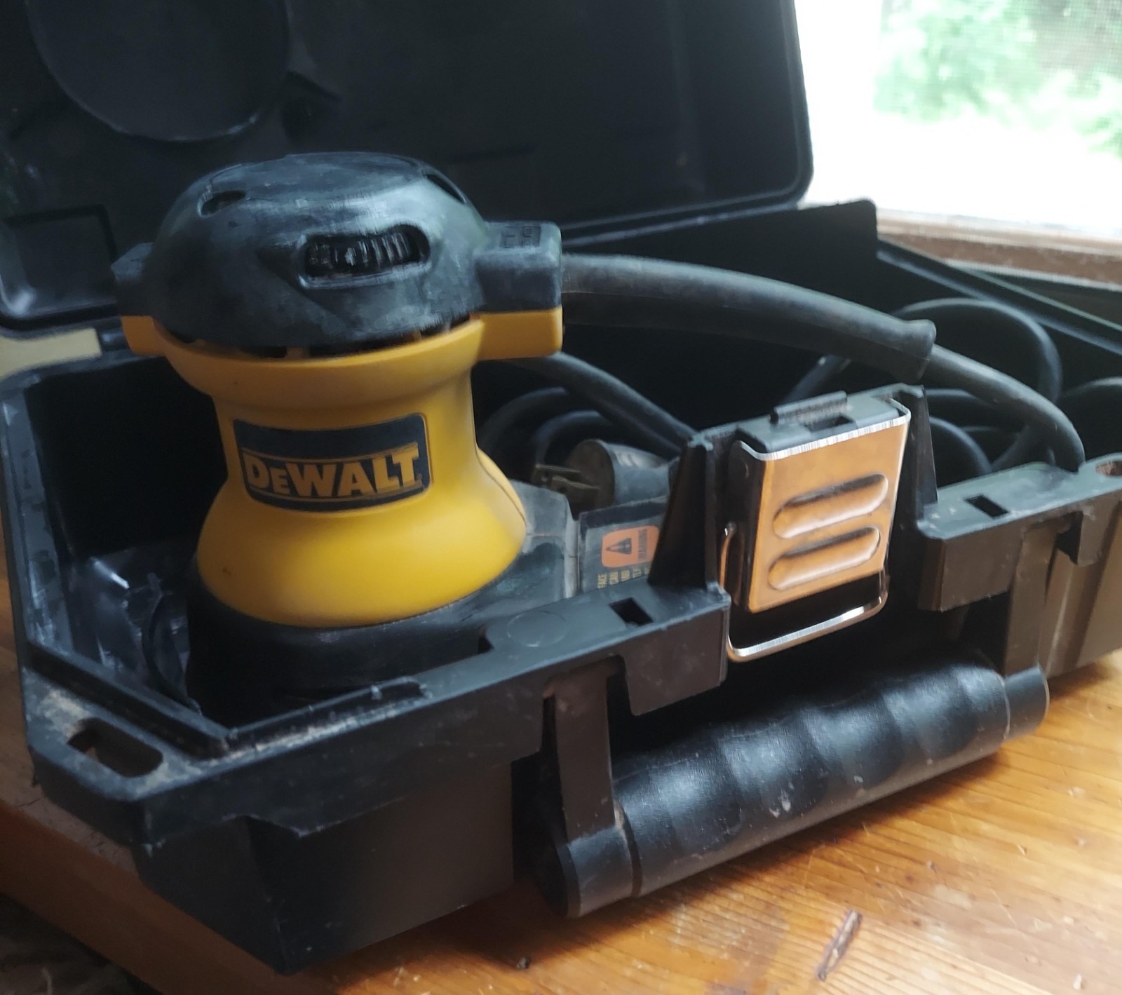 DeWALT, DW423 Random Orbit Palm Sanders W/Hard Case / Assortd Discs. gallery