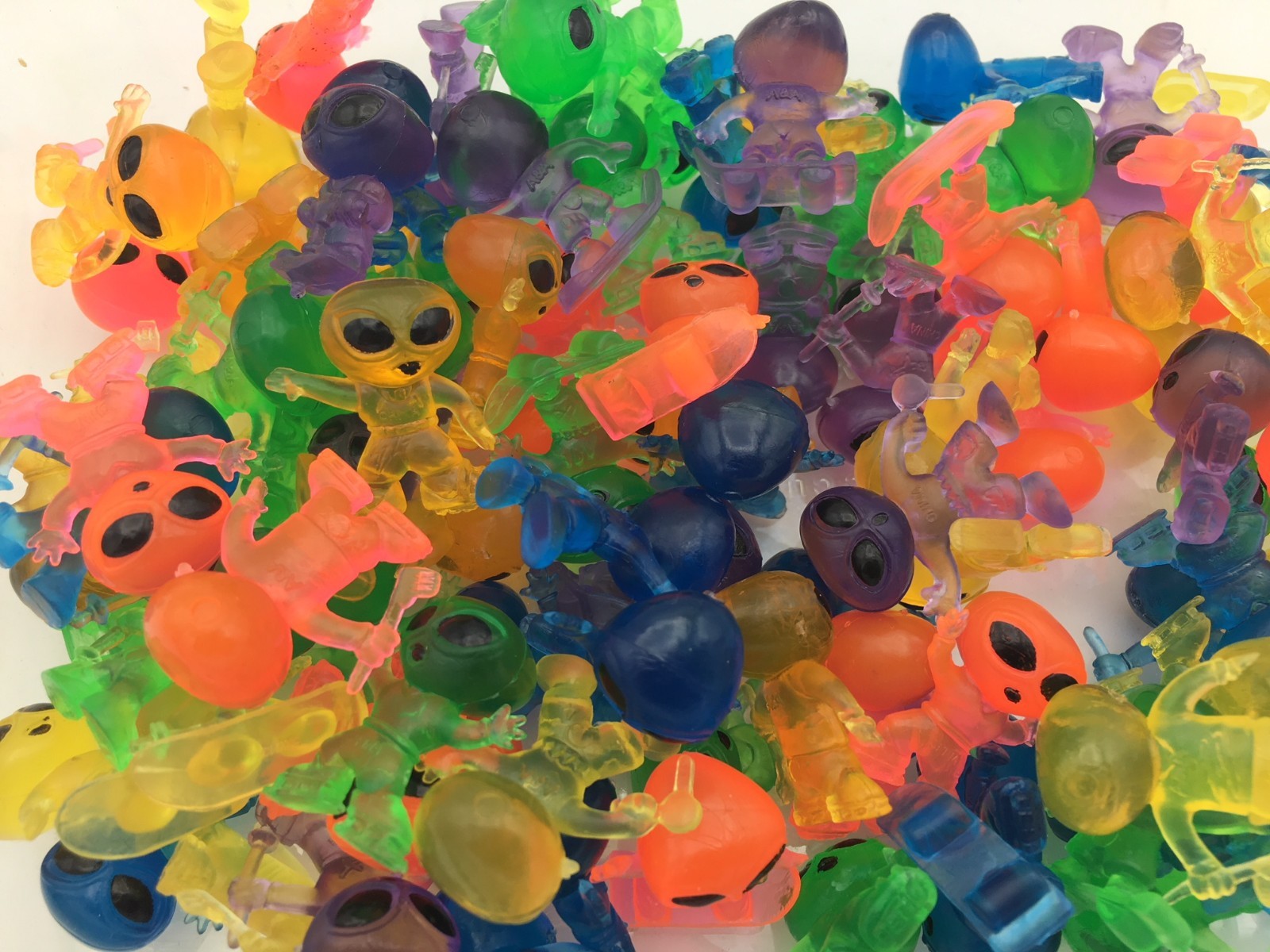 100 MINI ALIENS FIGURES CARNIVAL BIRTHDAY PARTY BAGS VENDING CAKE TOPPERS gallery