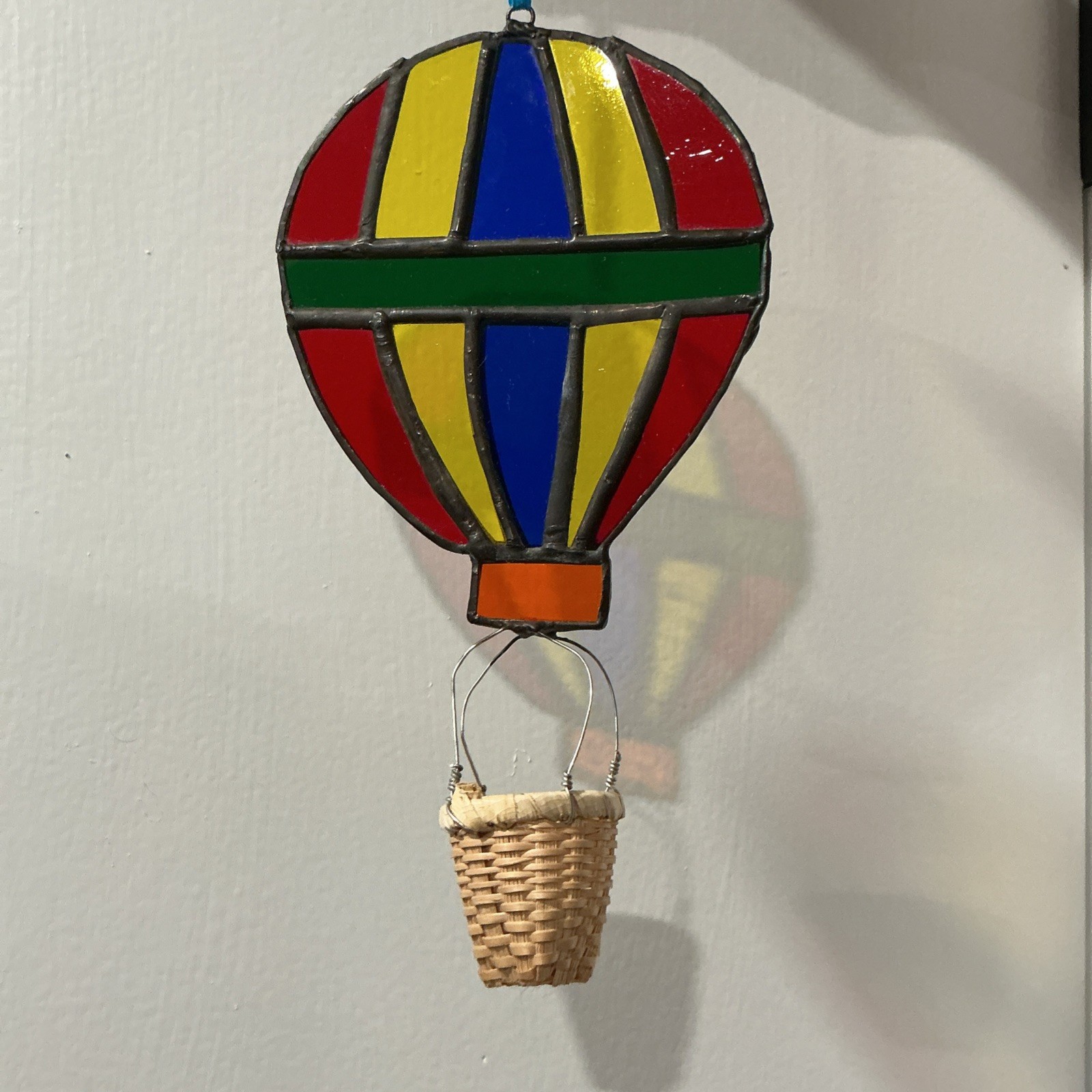Vintage Multicolor Glass Sun Catcher Hot Air Balloon With Wood Basket Rare gallery