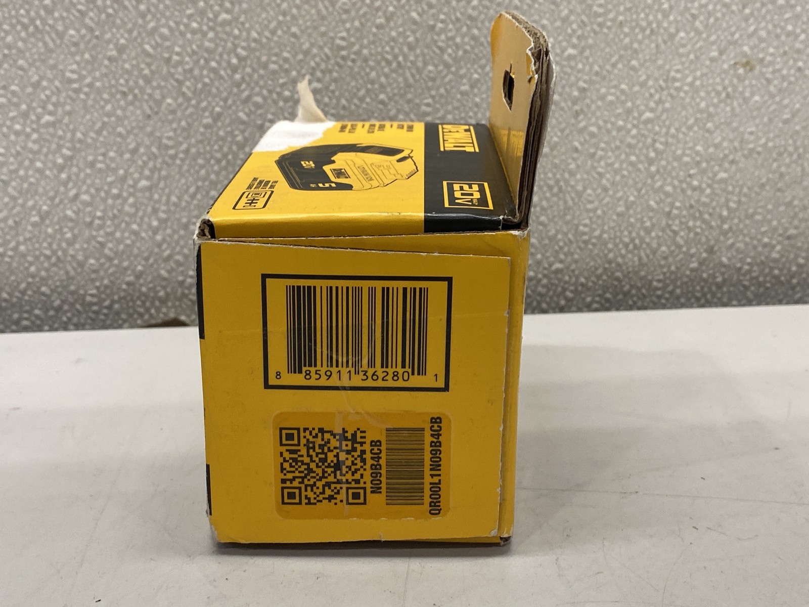 DeWalt 20V Max 5Ah Li-Ion Battery Pack DCB205 gallery