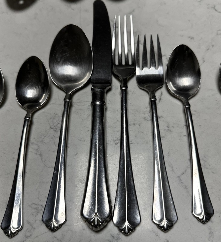 Oneida Juilliard Cube Stainless Flatware 78 Pc, 6 Place Service for 10 + Serving gallery