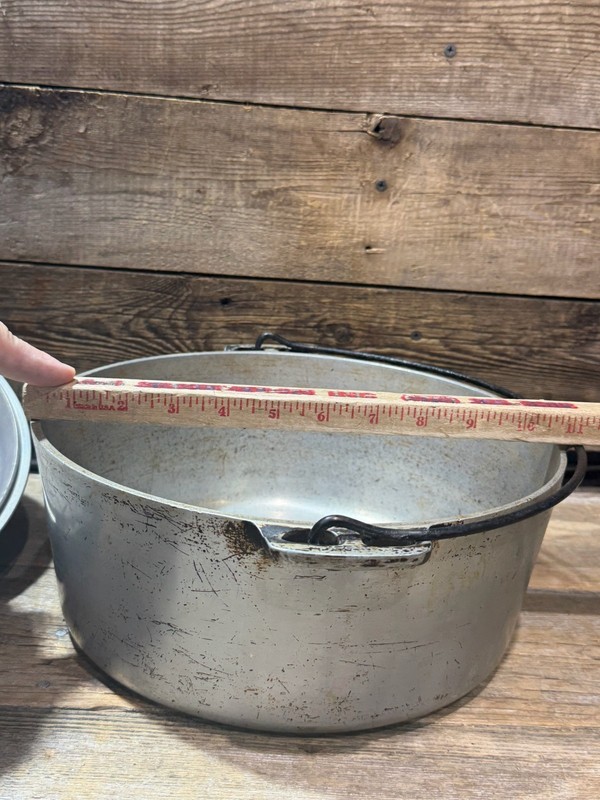 Wagner Ware, No. 249 Round Roaster & No. 9, Drip Drop Roaster Lid gallery