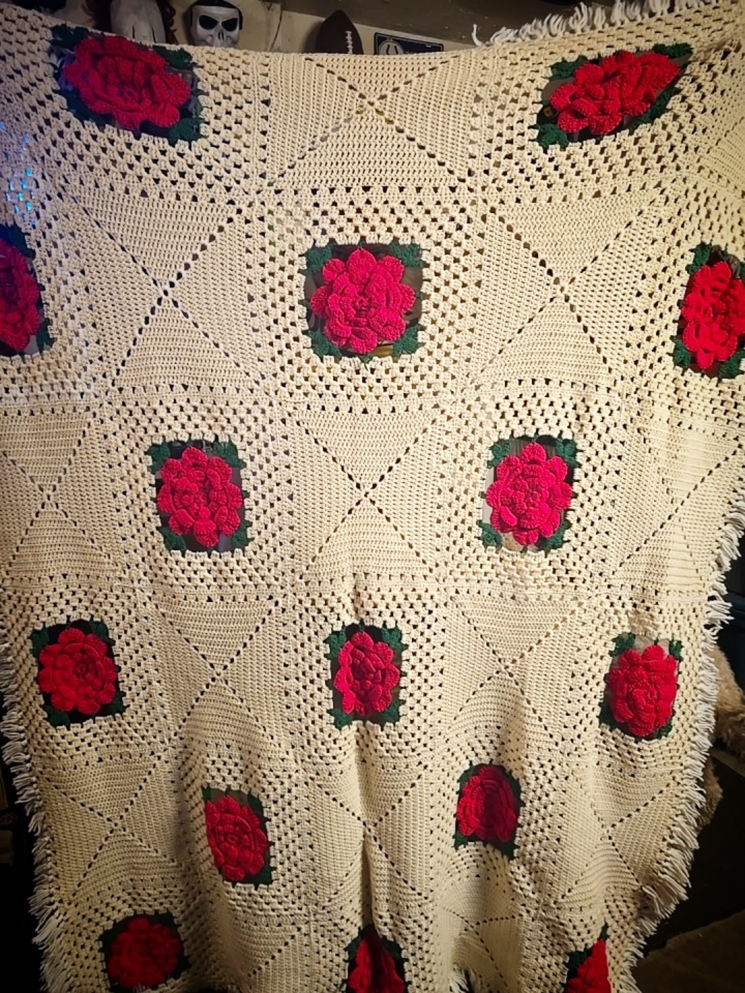 GRANNY SQUARES VINTAGE HANDMADE 3-D ROSE THROW gallery