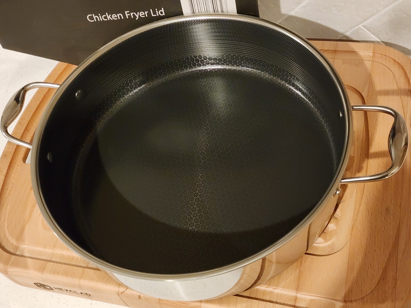 HexClad Hybrid 7-Quart Sauté Pan / Chicken Fryer w/Tempered Glass Lid BRAND NEW! gallery