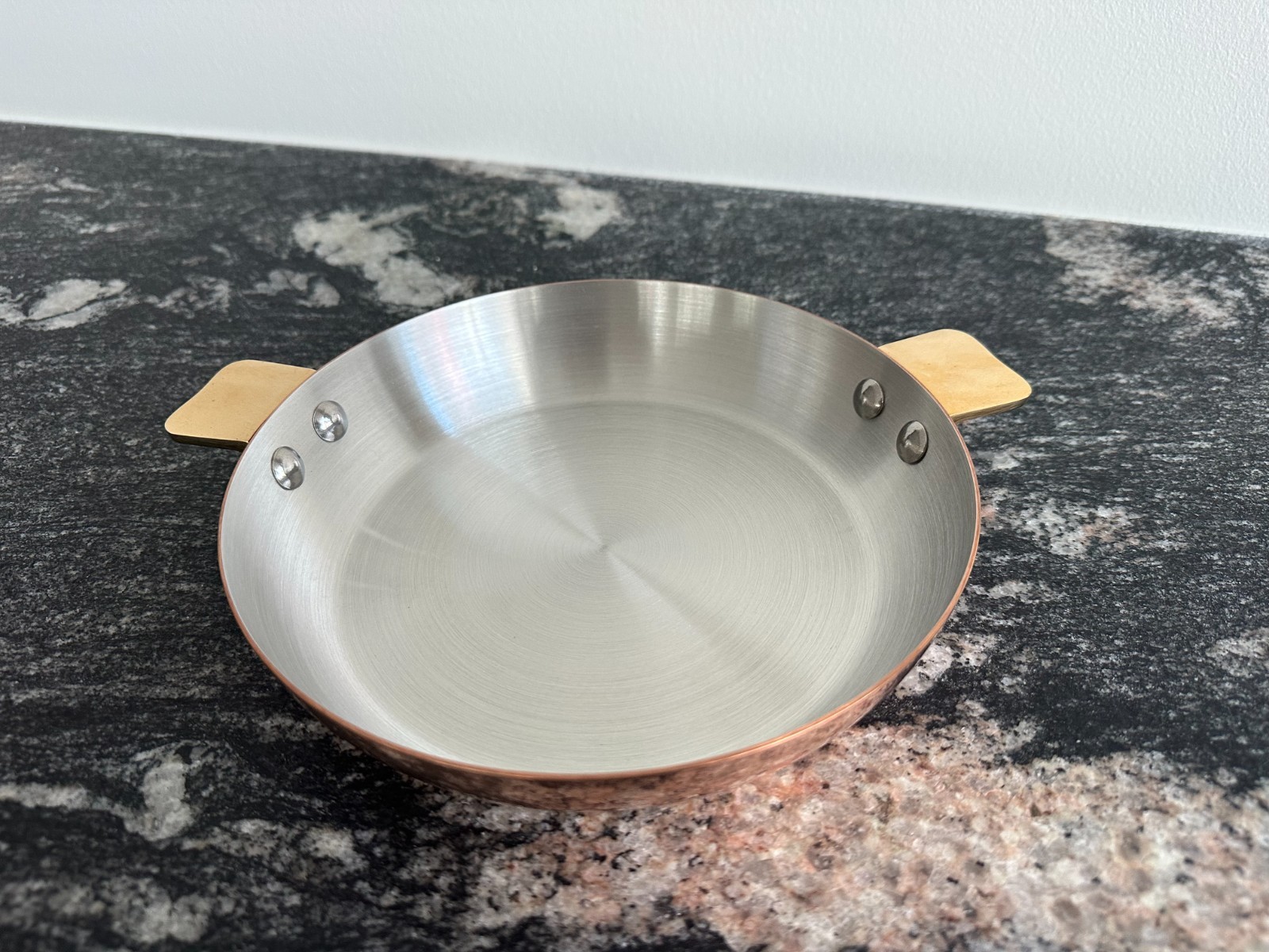 Mauviel Art Decó Copper & Stainless Steel Round Pan, Brass Handles 7.9-in gallery