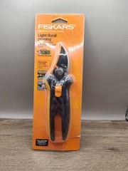 Fiskars Black Pruner w/Stem Stripper (Model 9926) Sealed New