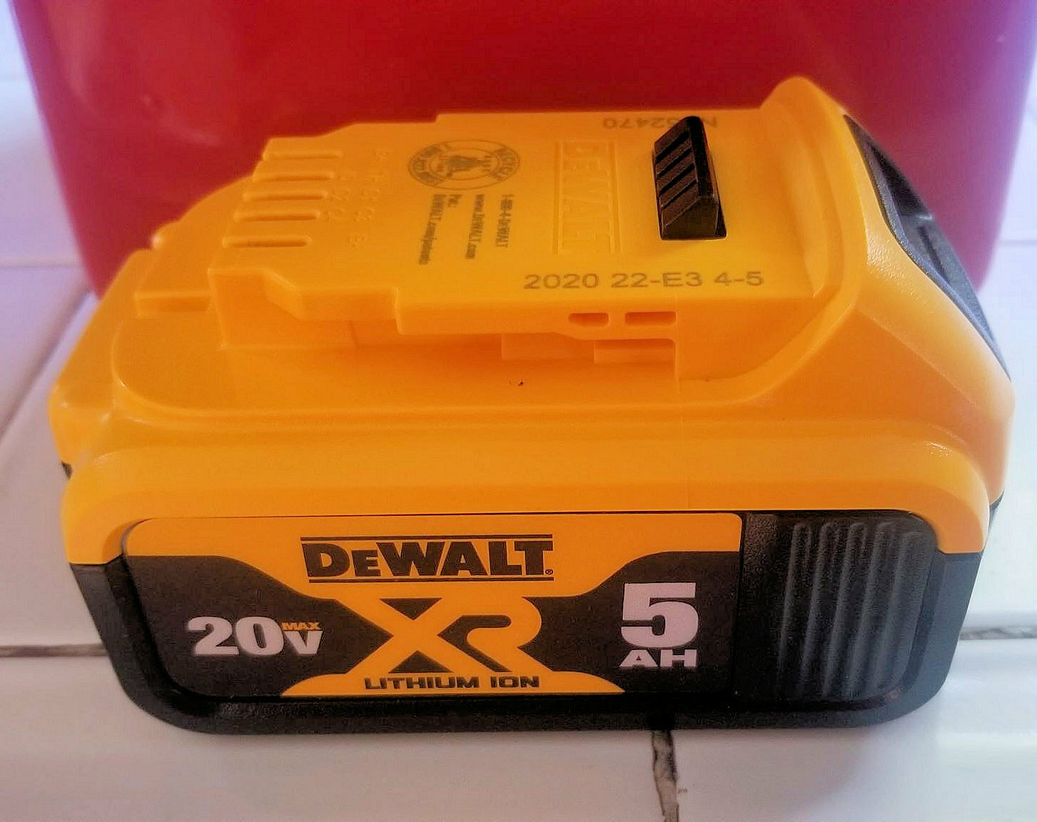 New DeWALT 20V Max Li-Ion Battery DCB205 + Charger DCB115 20V MAX Combo with Bag gallery