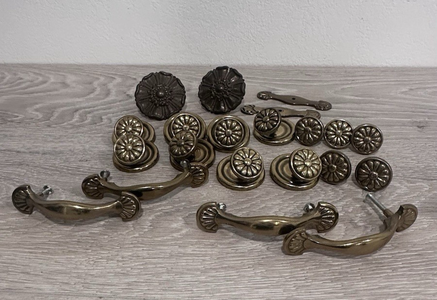 VTG Mixed Lot ~ Cabinet Knobs Drawer Pulls Hardware ~ Mixed Materials gallery