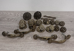VTG Mixed Lot ~ Cabinet Knobs Drawer Pulls Hardware ~ Mixed Materials