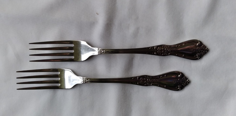Kennett Square Oneida CHOICE 2 dinner forks, 2 salad 3 soup spoons 2 teaspoons
