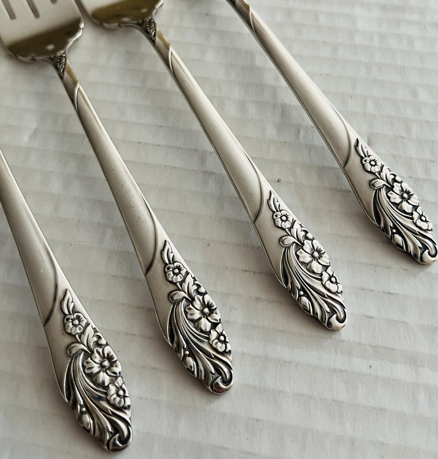 Oneida Community Silverplate Evening Star 4 Salad Forks Floral gallery
