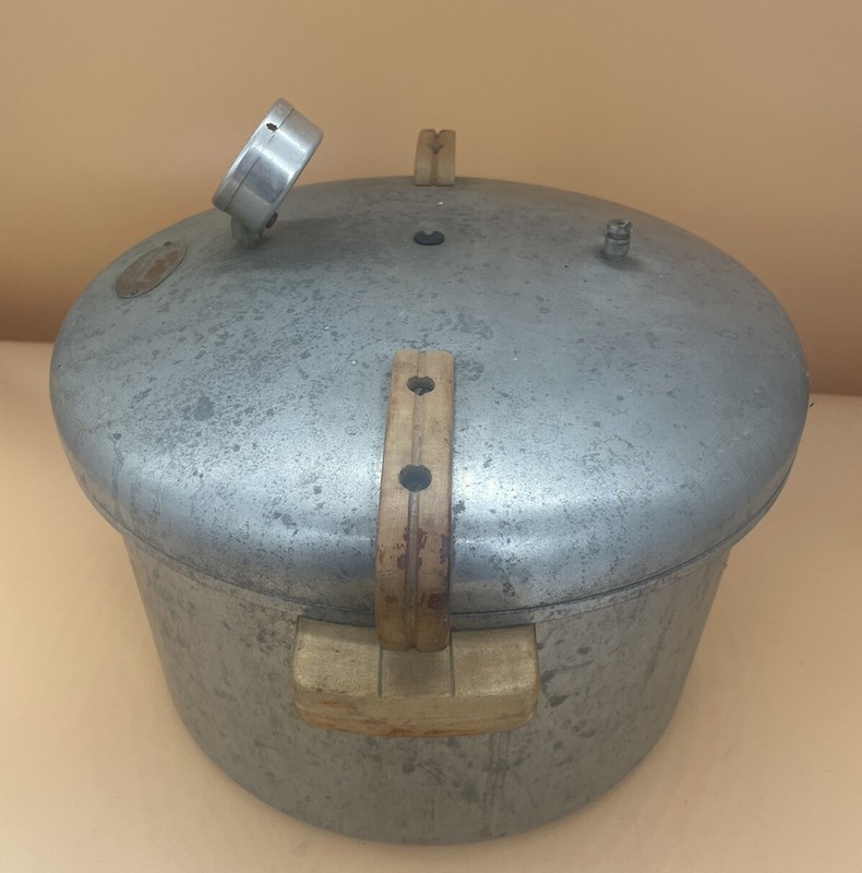 National No. 7 Pressure Cooker. Untested, For Parts Or Repair. See Photos gallery