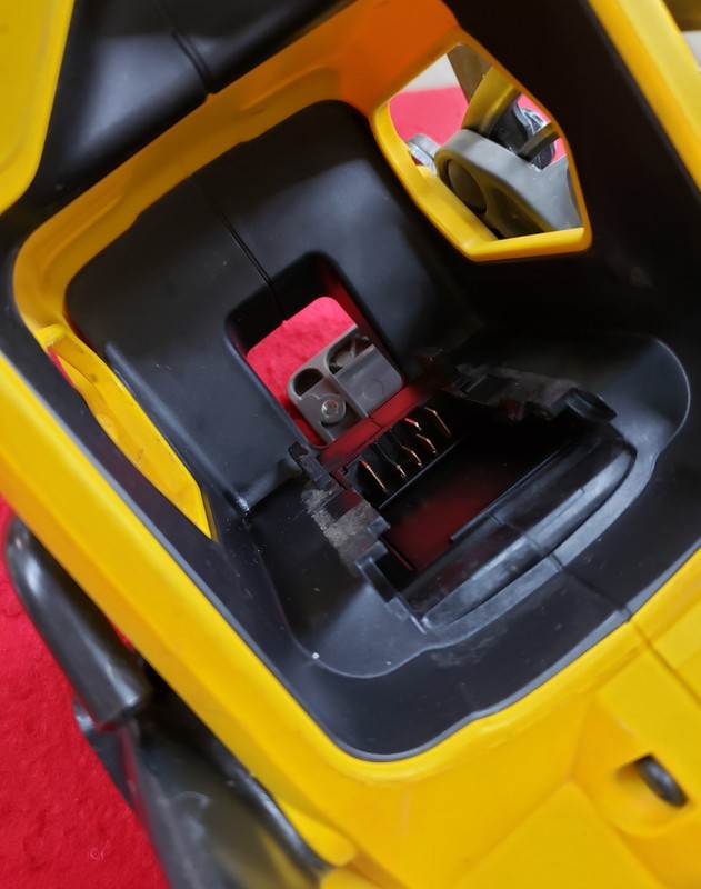 Dewalt Flexvolt 60V Max 7-1/4in Cordless Circular Saw Tool Only - DCS577B - Wear gallery